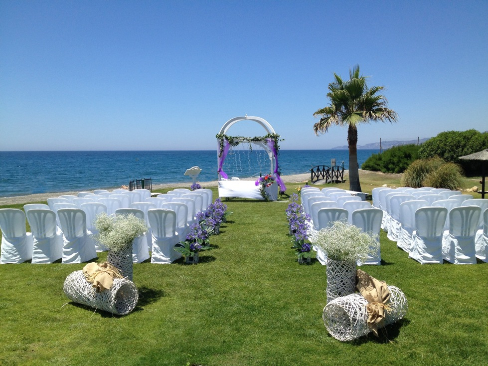 Boda exterior en playa lila