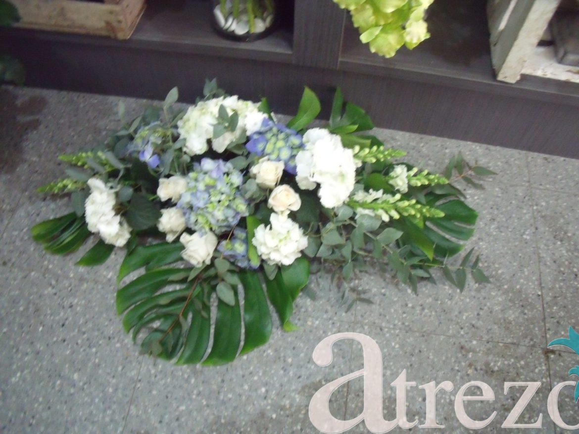 Ramos de rosas con palmera arriba