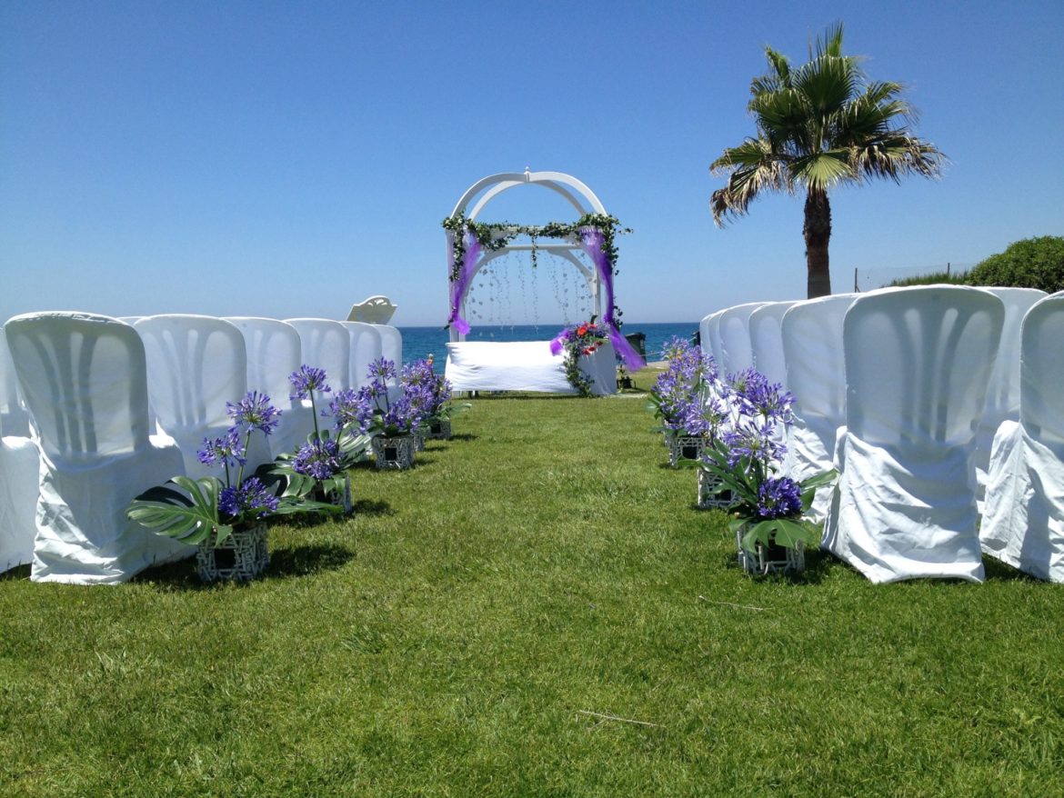 Decoración pasillo boda lila exterior frontal