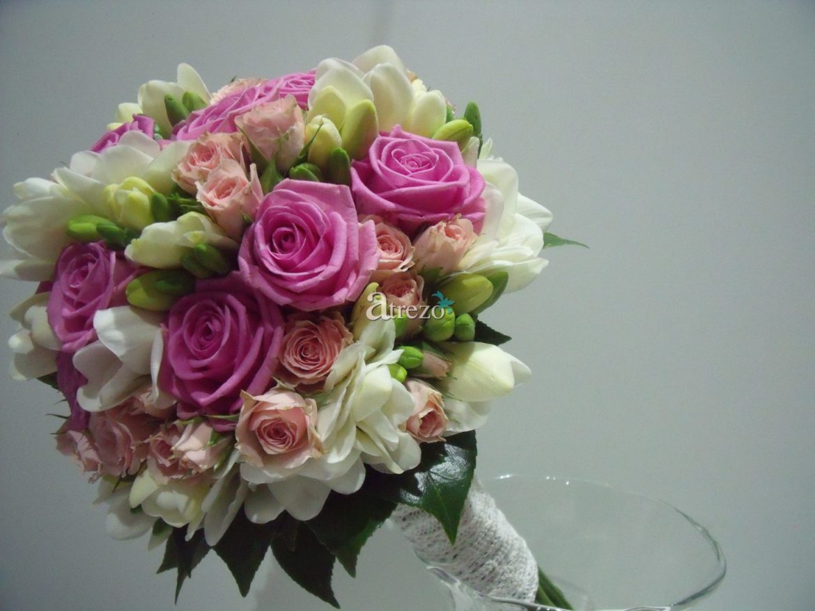 Rosa con toques blancos y verdes lateral