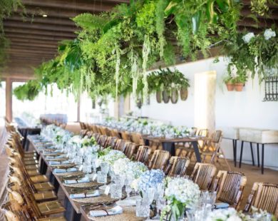 Mesas decoradas con centros de mesa de flores - Atrezo Floristas