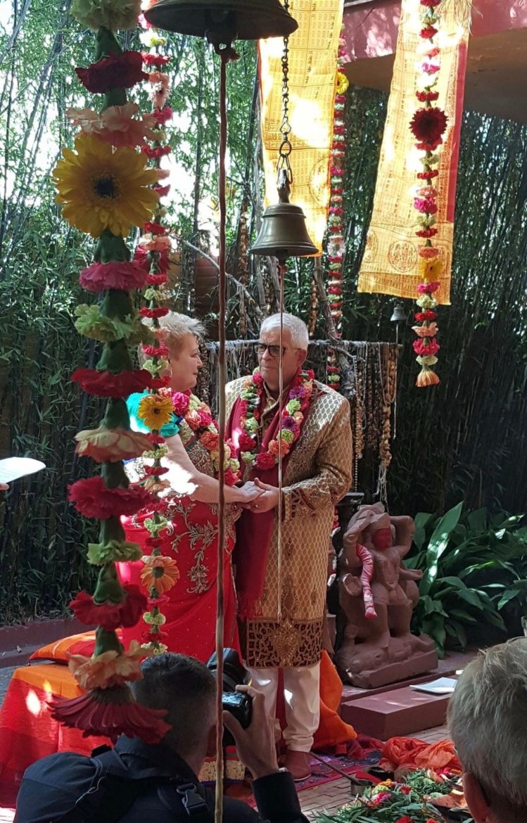 los-novios-y-lianas-de-flores